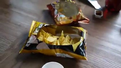 A clever way to open a bag of snacks in Korea!!