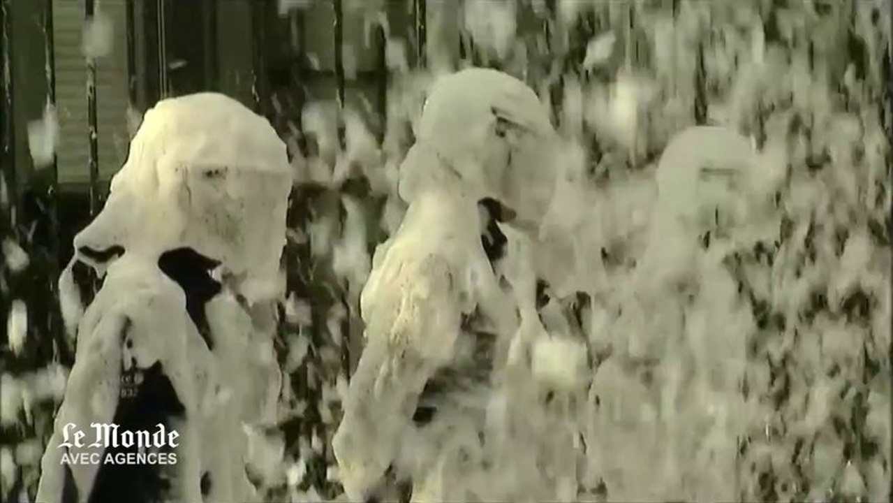 Les pompiers de Bruxelles aspergent de mousse la police