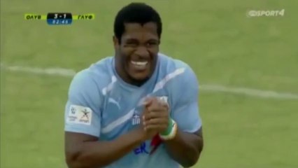 Il prend un fou rire incontrôlable lors de son expulsion !