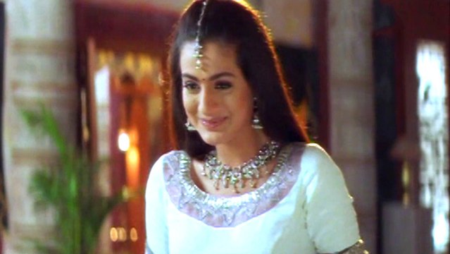 Comedy Kings - Pawan Kalyan Presenting Gift To Amisha - Pawan Kalyan, Amisha Patel