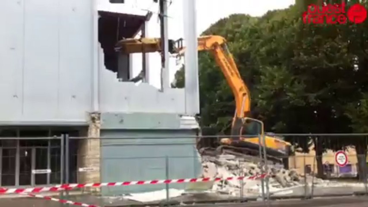 La démolition de la salle des fêtes - La démolition de la salle des fêtes