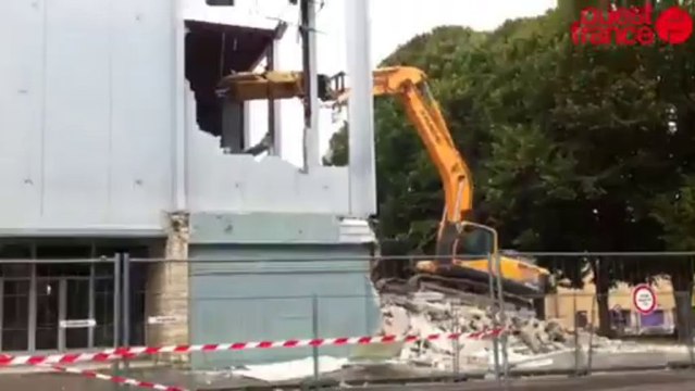 La démolition de la salle des fêtes - La démolition de la salle des fêtes