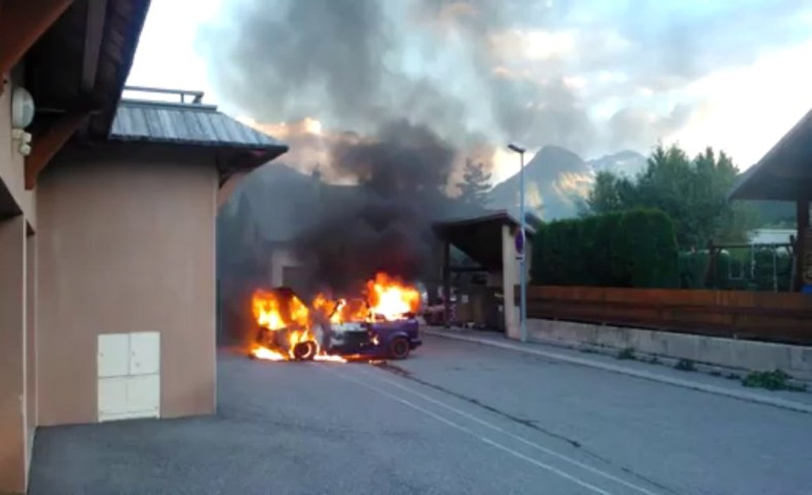 La voiture qu’il répare dans le garage de sa résidence prend feu… il la sort quand même