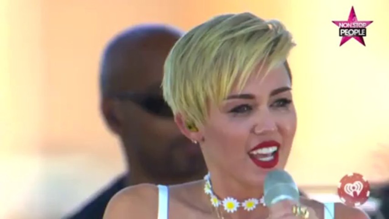 Miley Cyrus craque sur scène