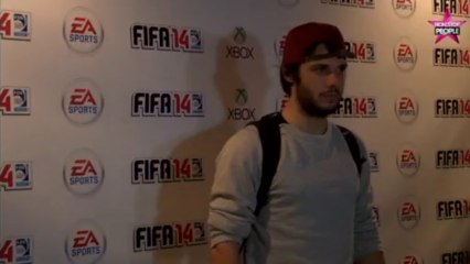 Miss People apprend à jouer à Fifa 14 avec Orelsan