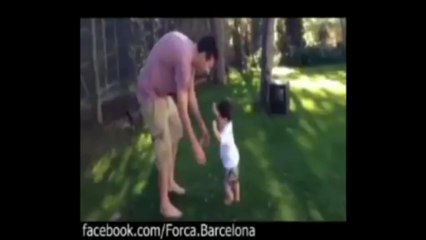 Lionel Messi montre les premiers pas de Thiago