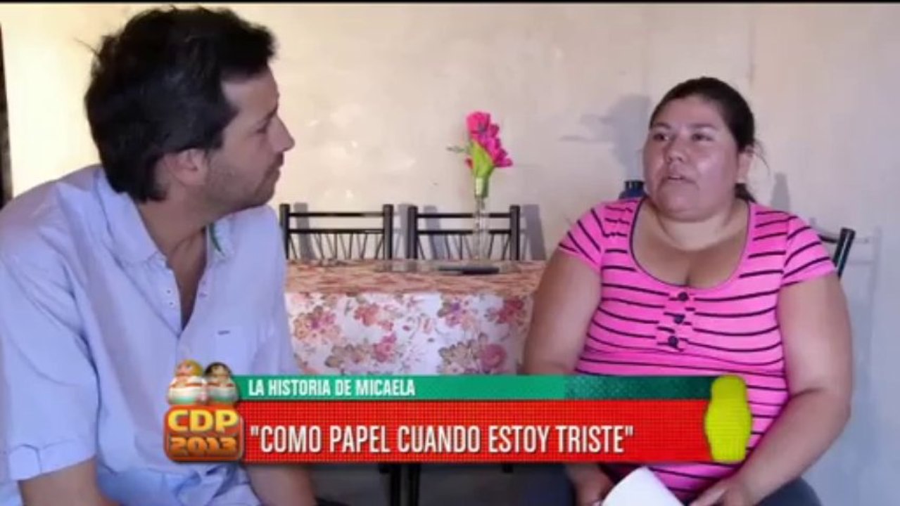 la mujer que come papel CDP