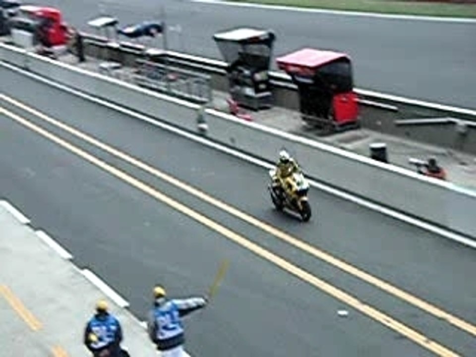 Vidéo rossi a la sorti du padock