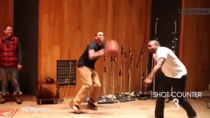 Chris Brown Hoopin In The Studio ( Entrago)