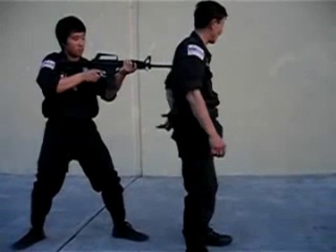 Comment se défendre contre un fusil dans le dos ?