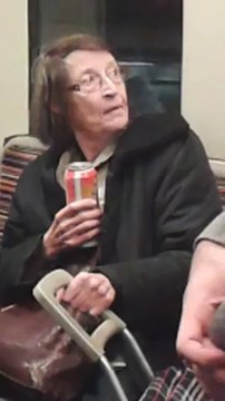 La vieille folle raciste du métro est de retour