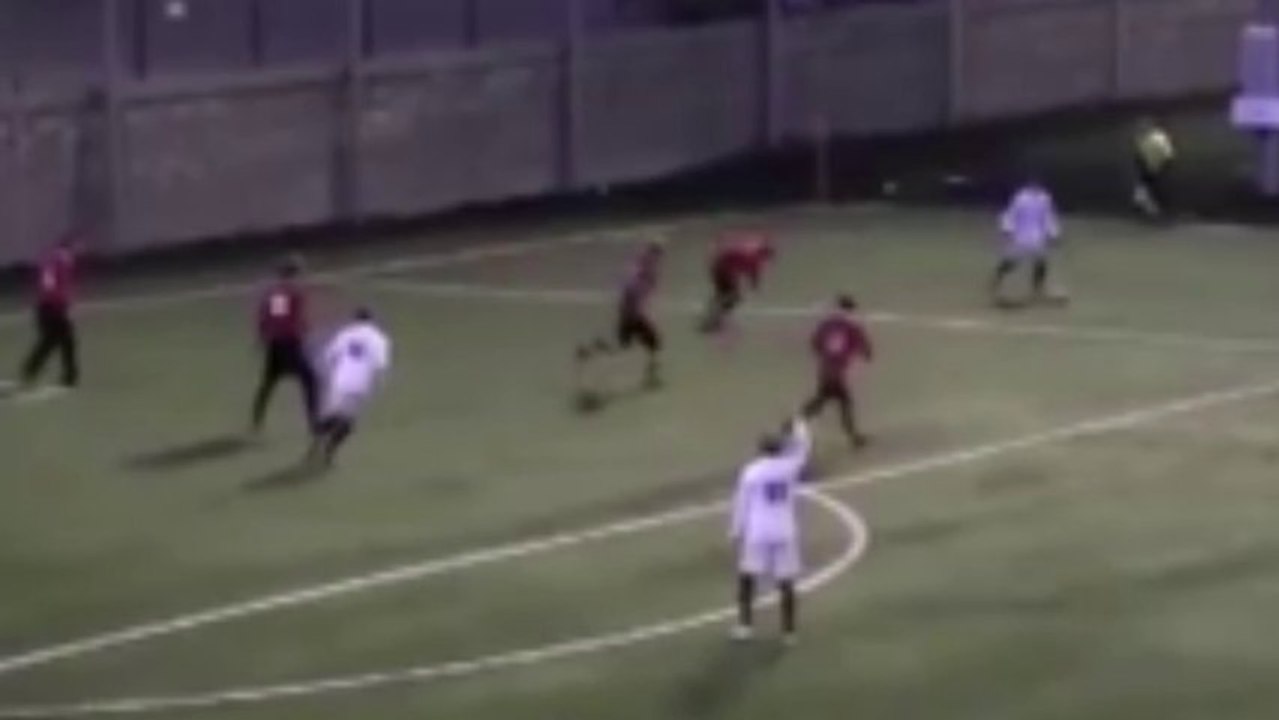 Un magnifique coup du foulard qui attrape la lucarne !