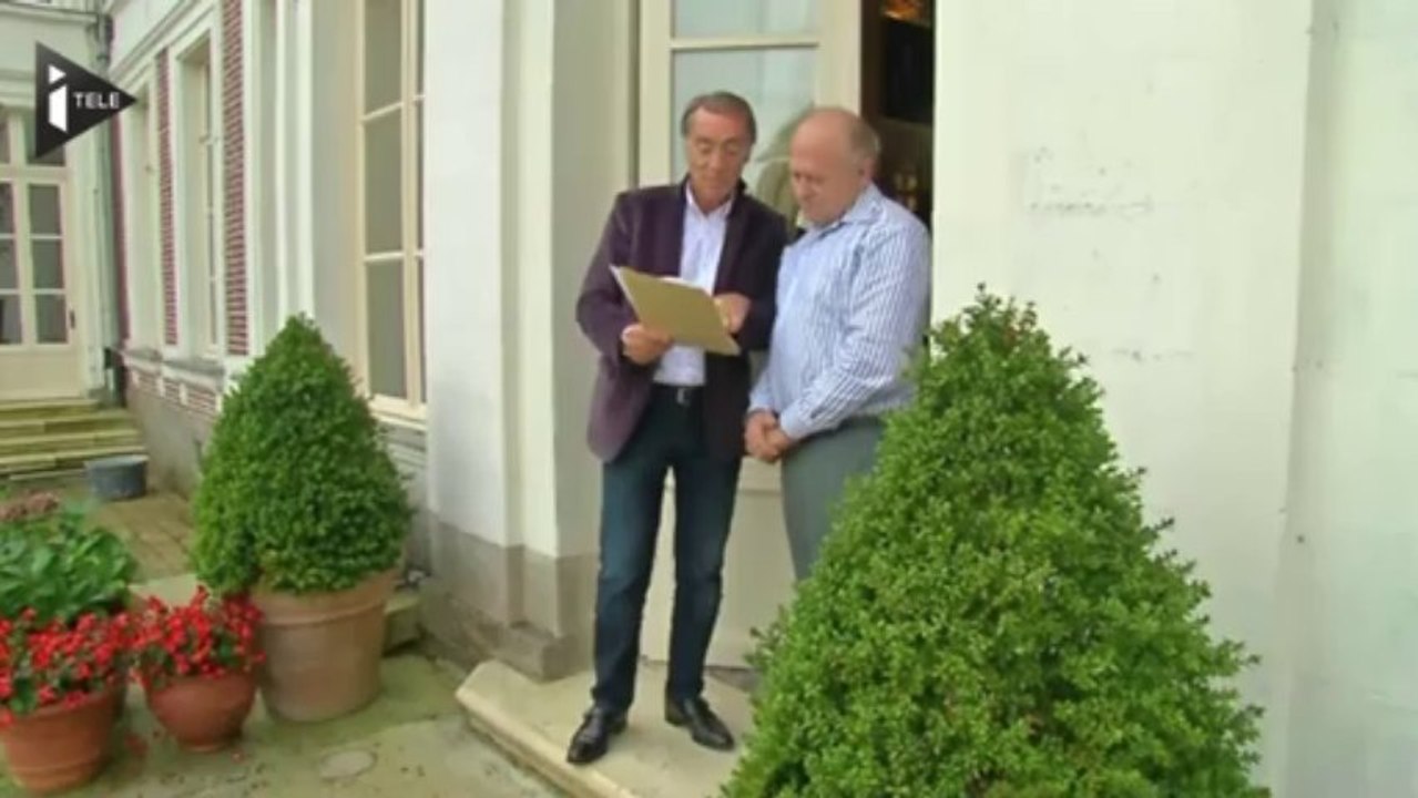 Un châtelain vent debout contre des éoliennes