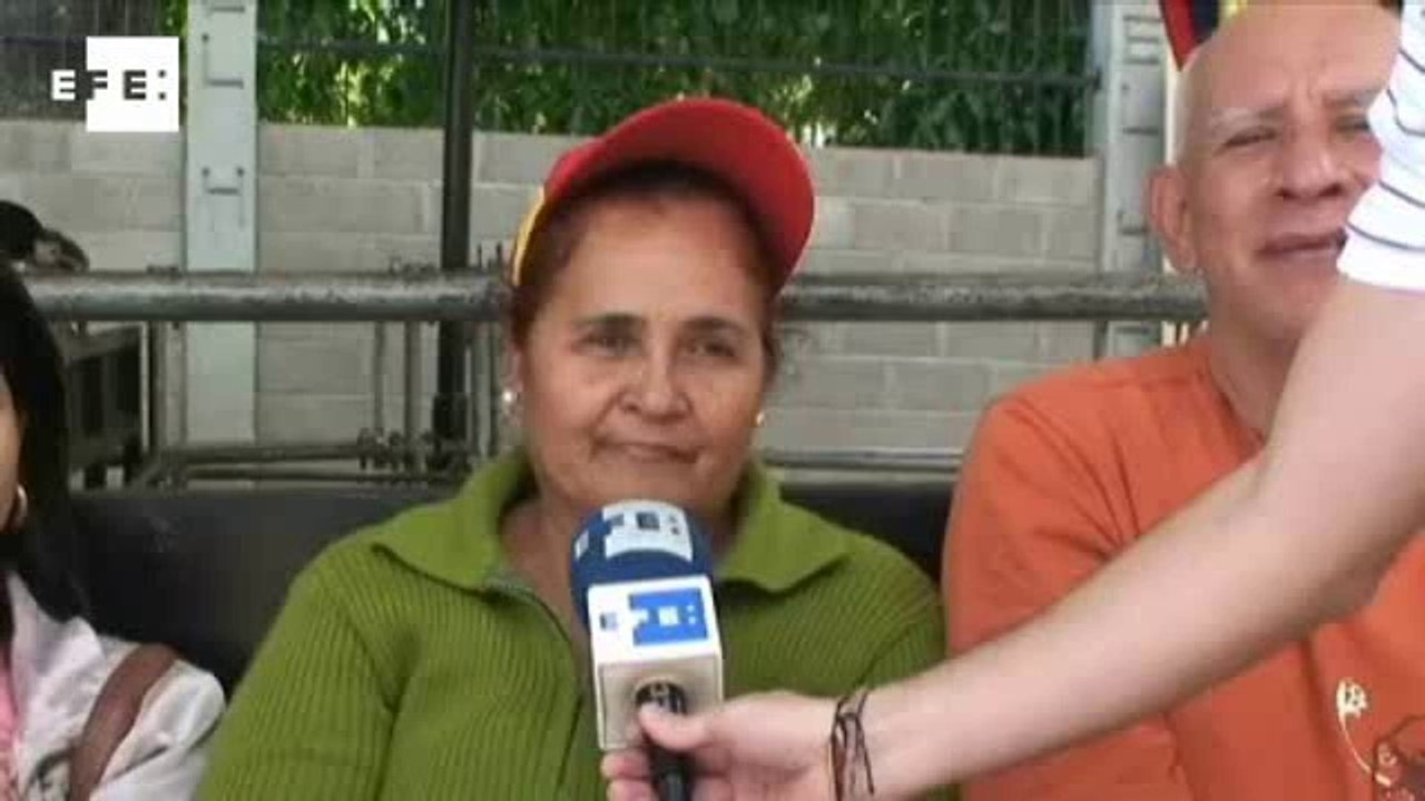 Tumba de Hugo Chávez vira ponto de peregrinação