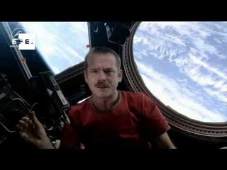 Astronauta se despede do espaço cantando Space Oddity de David Bowie