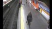 Policial espanhol vira herói ao salvar mulher que desmaiou e caiu no metrô