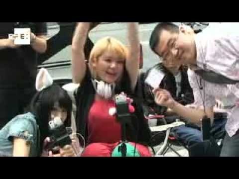 Excitement and long queues mark iPhone 5's first day