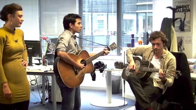 Moriarty en acoustique dans l'open space de L'Express