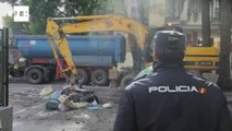 Camiones de una empresa pública recogen la basura en Jerez escoltados por la Policía