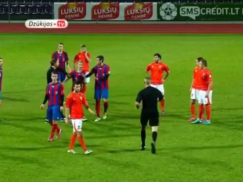 Deux coéquipiers se battent