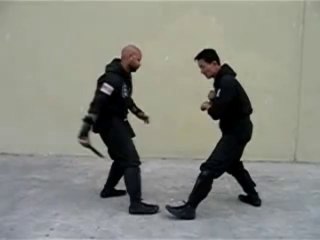 Se défendre face à une agression au couteau
