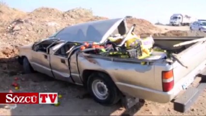 Dev demir borular, kamyonetin üzerine döküldü