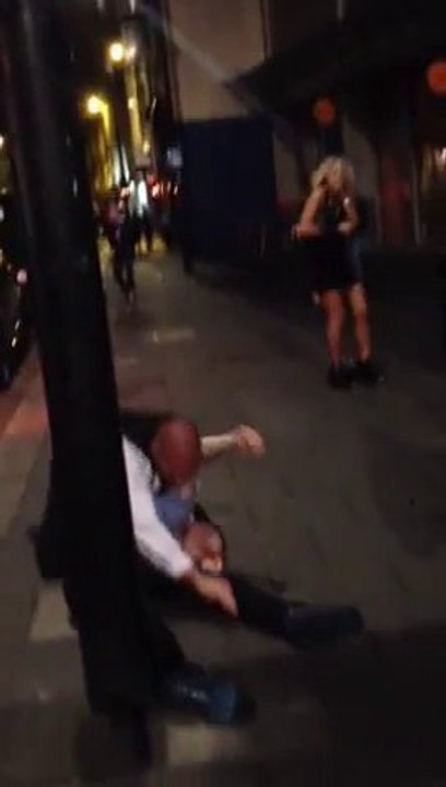 Un videur se prend pour un catcheur et met KO un client!!