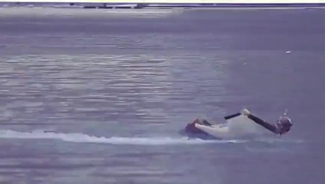 Il saute en BASE jump et atterrit sur un lac sans parachute!