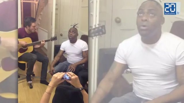 Coolio chante «Gangsta's Paradise» avec des étudiants