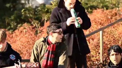 The Holiday Crowd - While She Waits (Street Folk Session)