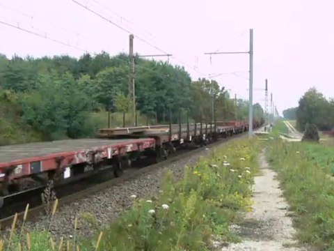 BB 67608 Infra circule avec une rame de ballast sur le PLM. Gevrey Chambertin.