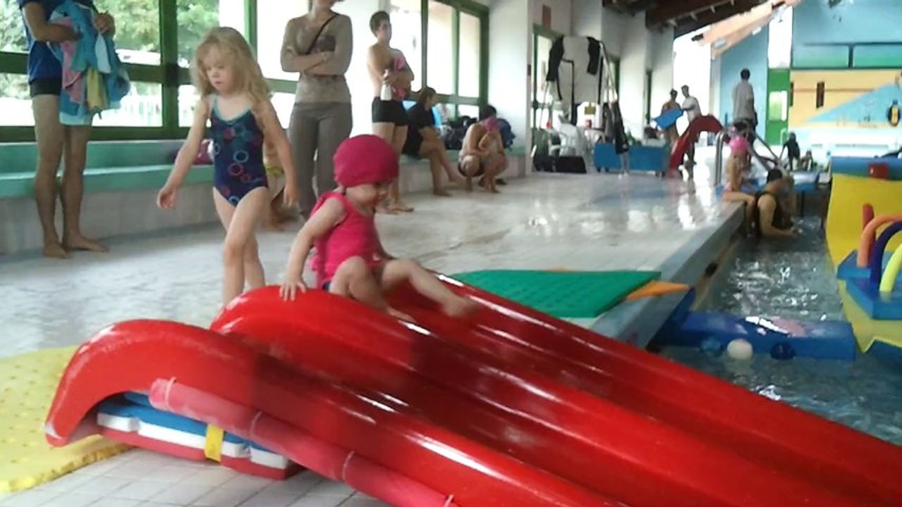 Léa à la piscine (2ème séance BB nageurs) 05.10.13