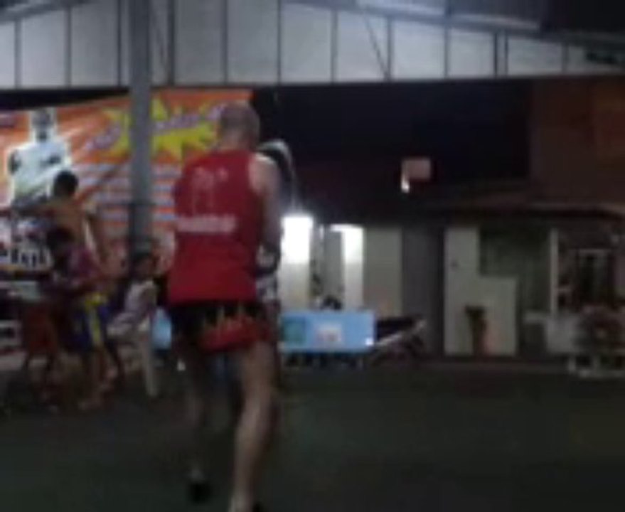 Fayad le 08-06-2013 au Cho Nateetong Muay Thai Camp Pattaya 1)
