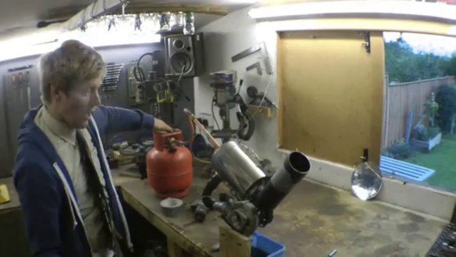 Se bruler la main en bricolant