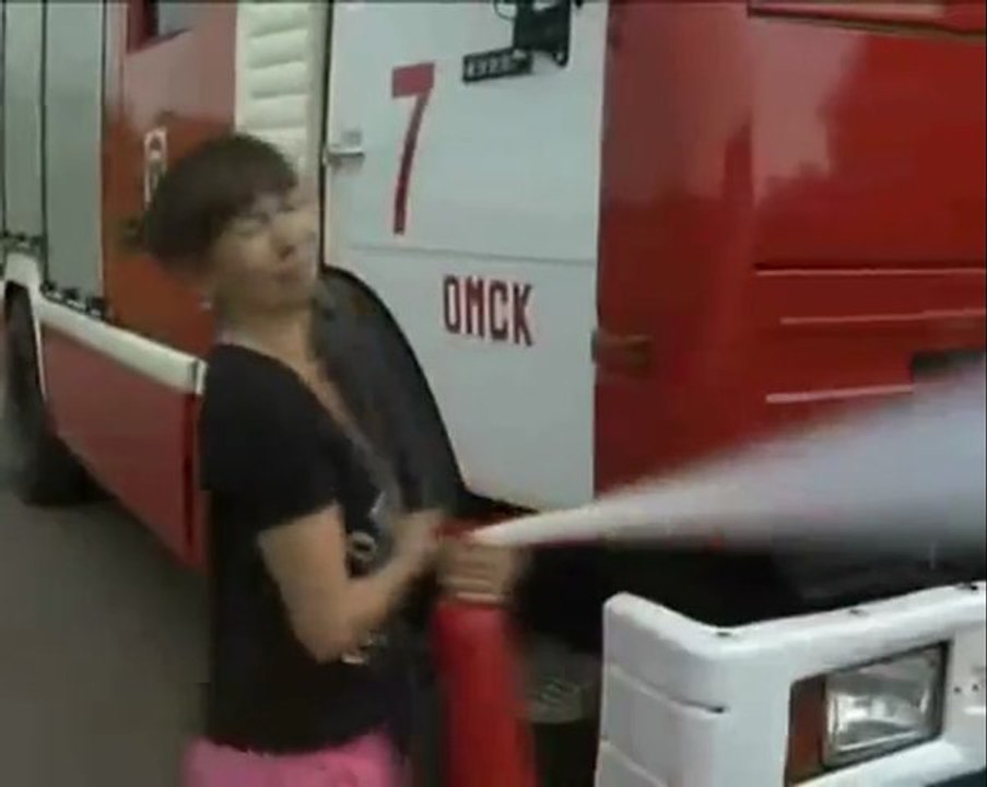 Femme journaliste vs Extincteur incendie