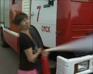 Femme journaliste vs Extincteur incendie