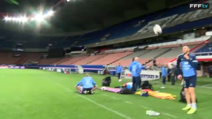 Equipe de France : jongles version Abidal et Benzema (Australie 2013)