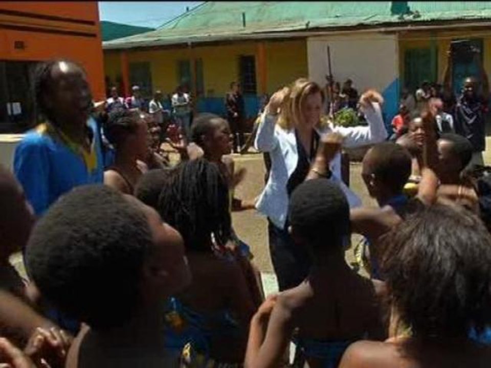 Valérie Trierweiler danse avec les enfants d'Afrique du Sud - 15/10