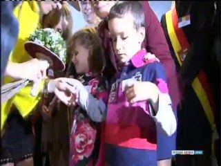 Un petit aveugle au Roi Philippe: "Je peux sentir ta couronne?"