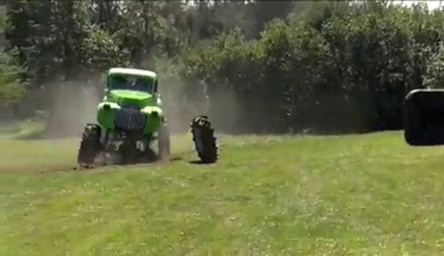 Saut d'un tracteur de plusieurs mètres.. FAIL !!