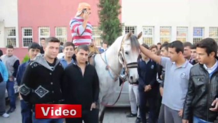 Okula Atla Gidiyor...