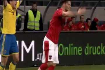 Elmander rakibini böyle attırdı!