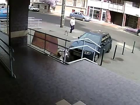 Un agent de sécurité court après un braqueur de banque