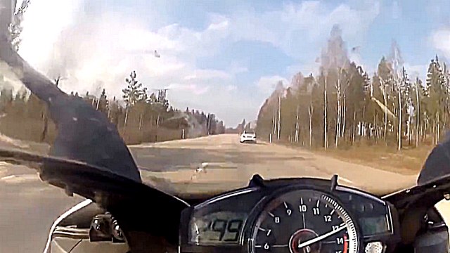 Course dans la rue entre une Yamaha R1 et une Mercedes SL63 AMG à 300km/h