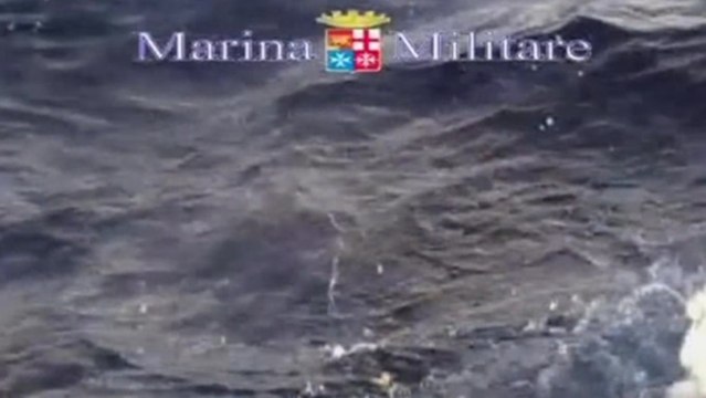 Italian Navy rescue migrants from capsized boat