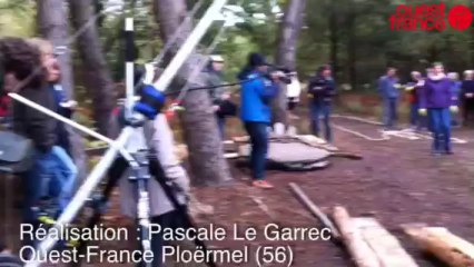 Lever de menhir sur le site des Pierres droites - Tournage on n'est pas que des cobayes