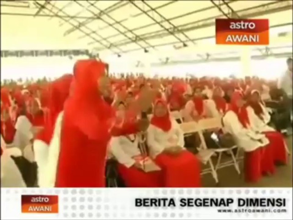 Puteri UMNO baling mikrofon | Wanita UMNO baling mikrofon