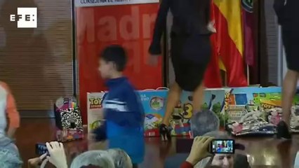 Kaká, Cristiano Ronaldo e Pepe entregam brinquedos em campanha de natal