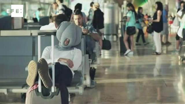 Travesseiro-avestruz ajuda a dormir durante intervalo do trabalho.