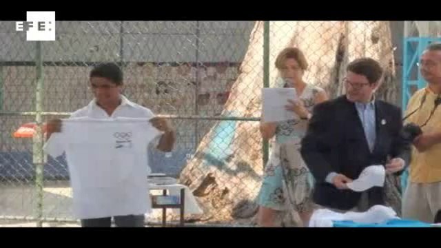 COI doa material esportivo para crianças refugiadas no Rio de Janeiro.